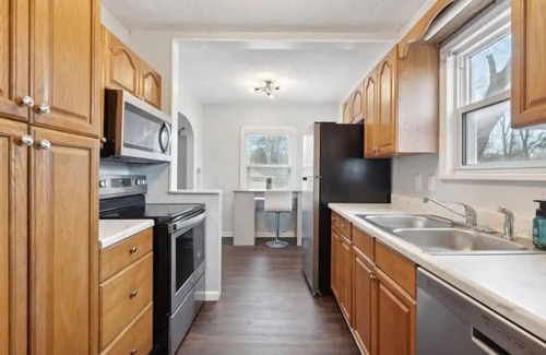 Reynolds Corners House | 3-bedroom house in enjoyable Toledo with WiFi, AC