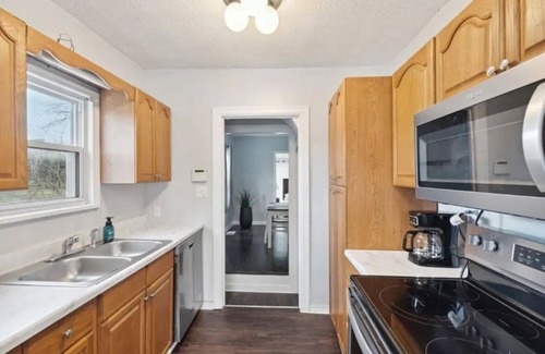 Reynolds Corners House | 3-bedroom house in enjoyable Toledo with WiFi, AC