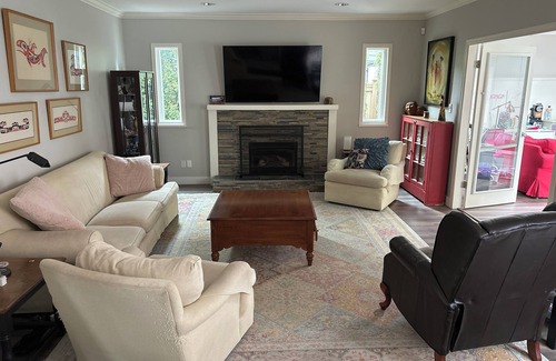 Surrey House | 3-bedroom house in fantastic South Surrey/White Rock - big yard, fitness room