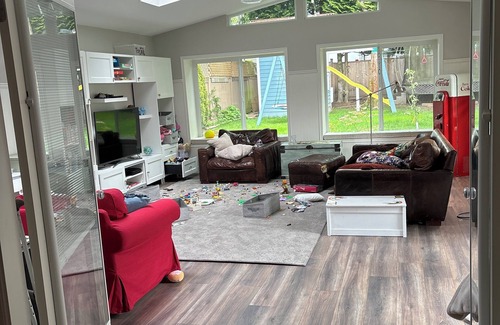 Surrey House | 3-bedroom house in fantastic South Surrey/White Rock - big yard, fitness room