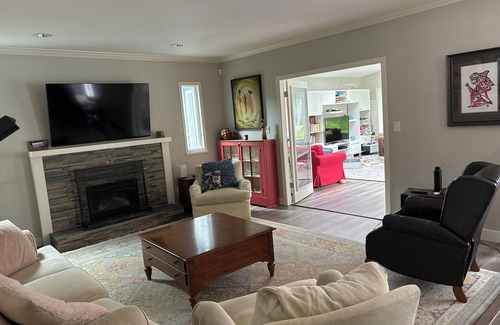 Surrey House | 3-bedroom house in fantastic South Surrey/White Rock - big yard, fitness room