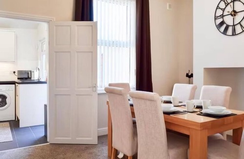 Preston House | 3 Bedroom House in Preston with Free Parking by Eason Stays - Contractors