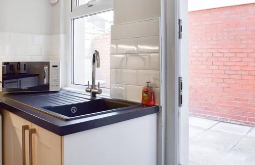 Preston House | 3 Bedroom House in Preston with Free Parking by Eason Stays - Contractors