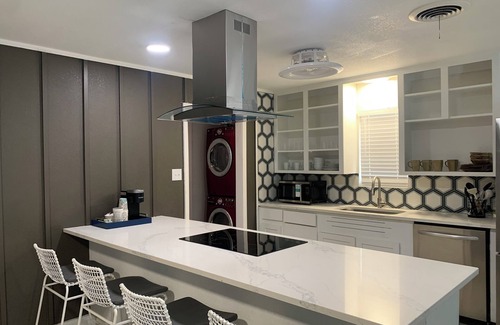 Hurst House | 3-bedroom house in Hurst with WiFi, AC