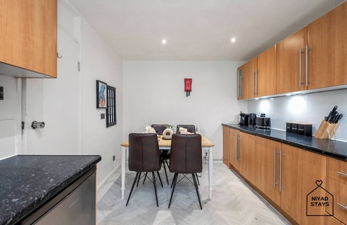 Tottenham Hale House | 3-bedroom house in London near tottenham stadium with WiFi and parking