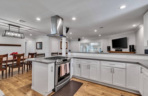 South Redlands House | 3-bedroom house in lovely Redlands with AC, WiFi. Enjoyable getaway awaits