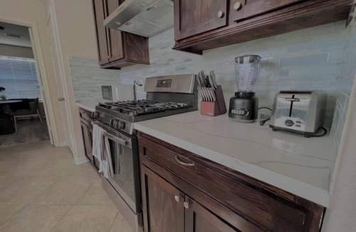 Southbelt/Ellington House | 3-bedroom house in lovely Houston with AC, WiFi
