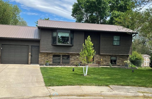 Pierre House | 3-bedroom house in lovely Pierre with AC, WiFi. Super host on the other site