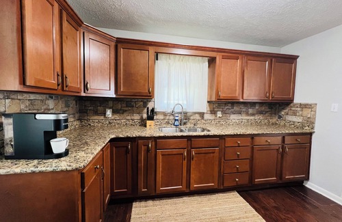 Muncie House | 3-bedroom house in Muncie - 0.5 mile from BSU