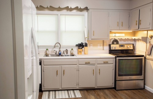 Coliseum Central House | 3-bedroom house in peaceful Hampton with WiFi, AC close to Food & Entertainment