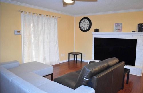 Midland House | 3-bedroom house in peaceful Midland with AC