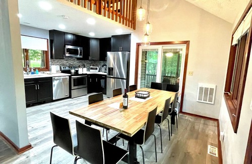 Bushkill House | 3-bedroom house in serene Saw Creek Estates with WiFi, AC, access to pools, lake