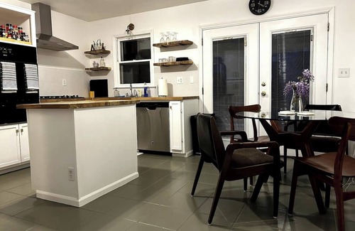 Calhoun House | 3-bedroom house in serene Calhoun with AC, WiFi, fitness room