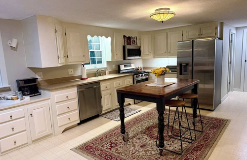 Cape Neddick House | 3-bedroom house in serene Cape Neddick Maine WiFi, AC. Enjoy some peace & quiet