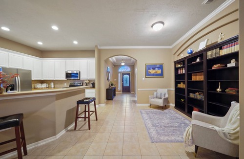 Spring House | 3-bedroom house in Spring with pool, jacuzzi bathtub, and pool table.