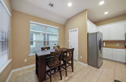 Spring House | 3-bedroom house in Spring with pool, jacuzzi bathtub, and pool table.