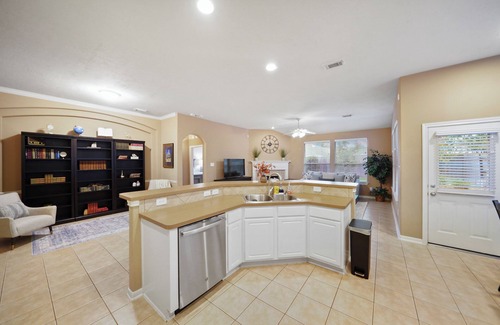 Spring House | 3-bedroom house in Spring with pool, jacuzzi bathtub, and pool table.