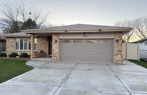 Orland Hills House | 3-bedroom house in fabulous Orland Hills with fitness room, AC, WiFi