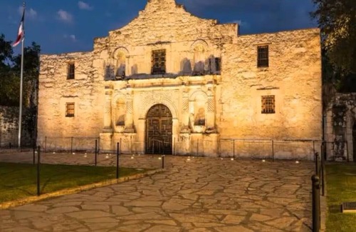 Denver Heights House | 3-bedroom house in charming San Antonio with WiFi, AC. Start your vacation