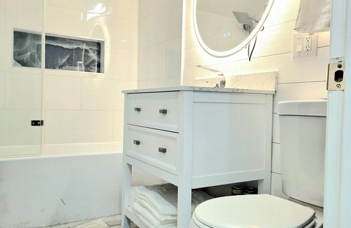 Pine Point House | 3-bedroom house in perfect Springfield with WiFi, AC