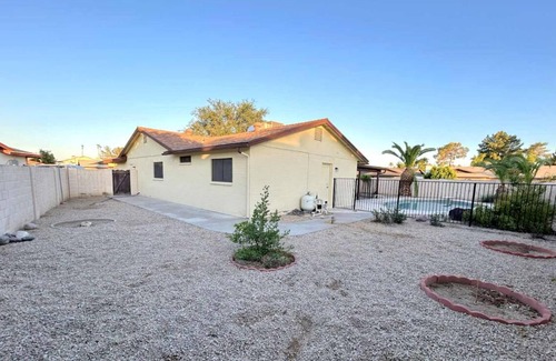 Manistee Ranch HOA House | 3-bedroom house in welcoming Glendale with WiFi, AC