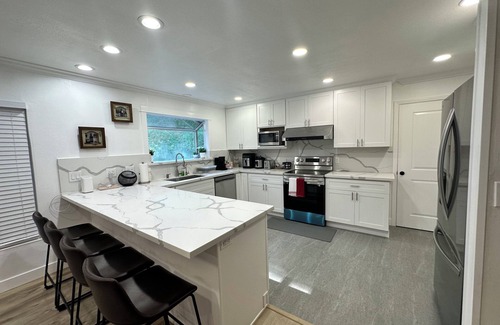 Sequoyah House | 3-bedroom house in welcoming California with WiFi, fitness room