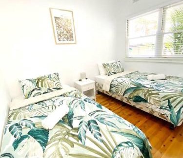 Revesby House | 3-Bedroom House near Train Station with Netflix