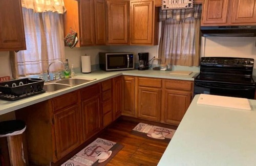 Putnam Hall House | 3 Bedroom House on Private Scenic Lake Mable