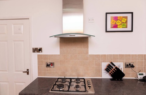 Pendlebury House | 3 bedroom house set in Swinton Manchester, Free parking and wifinn