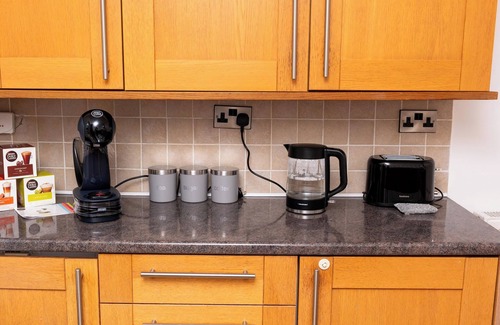 Pendlebury House | 3 bedroom house set in Swinton Manchester, Free parking and wifinn