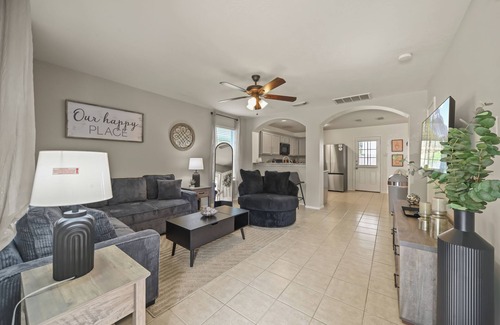 Humble House | 3-bedroom house sleeps 10-12 with WiFi, AC. Enjoy your stay