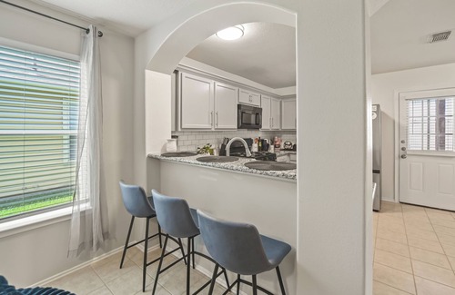 Humble House | 3-bedroom house sleeps 10-12 with WiFi, AC. Enjoy your stay