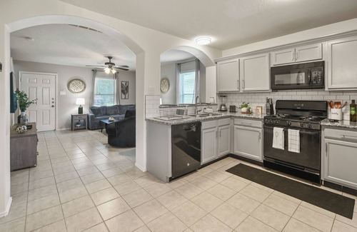 Humble House | 3-bedroom house sleeps 10-12 with WiFi, AC. Enjoy your stay