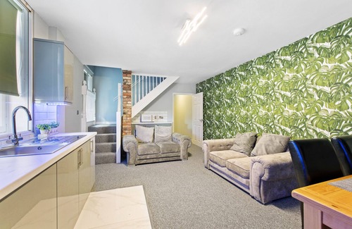 Boston House | 3 Bedroom House - Town Centre