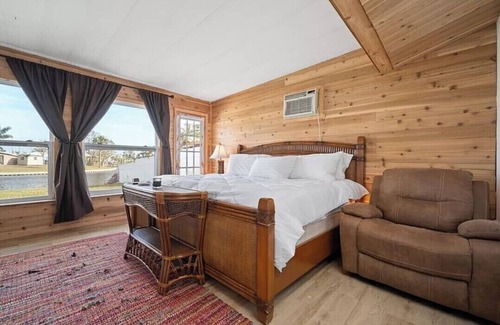 Port Charlotte House | 3-bedroom house in tranquil Port Charlotte, fish from your backyard!