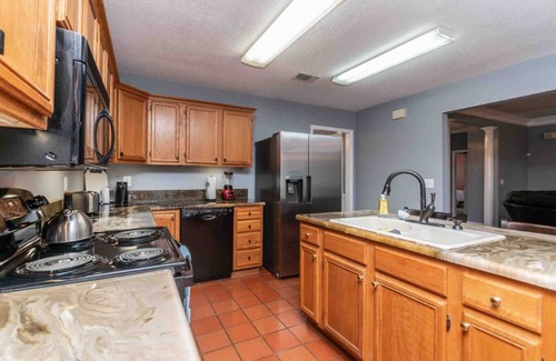 Warner Robins House | 3 bedroom house walking distance to Rigbys & 8 minute drive to Perry Fairgrounds