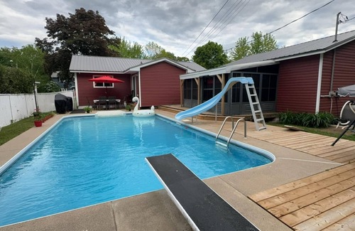 Fredericton House | 3-bedroom house with pool & hot tub