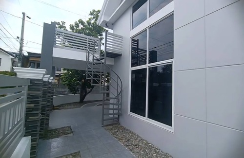 Imus House | 3-bedroom house with a garden, located in a safe, guarded village, with AC.