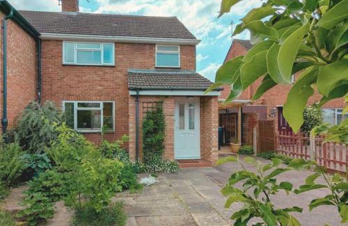 Cambridge House | 3 Bedroom House with Courtyard Garden and Parking
