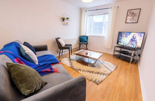 Aylesbury House | 3 Bedroom house with free Private parking, Aylesbury, Dalston cl