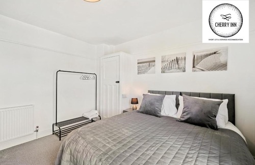 Cambridge Apartment | 3 Bedroom House with Parking & Garden By Cherry Inn Short Lets & Serviced Accommodation Cambridge