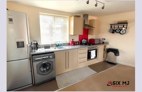 Higham Ferrers House | 3 bedroom house with private parking, near Rushden Lakes