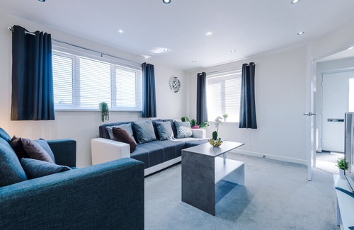 Salford House | 3 Bedroom House with River Irwell view, sleeps 6
