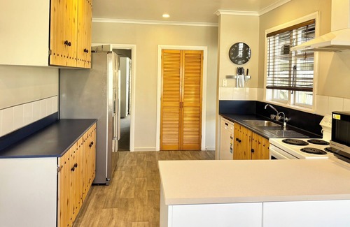 Nelson South House | 3-bedroom house with sunny deck & gardens close to beach, city centre & hospital