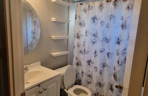 La Riviera House | 3-bedroom house with Hot tub & Pool in Sacramento with WiFi, fitness room, AC