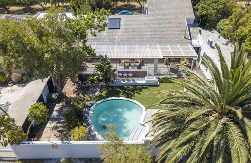 Constantia House | 3-Bedroom House with big Porch, Outdoor Kitchen, Heat Pump heated Swimming Pool