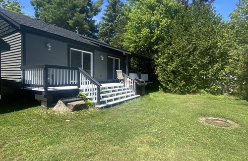 Utterson Cottage | 3 BEDROOM LAKE FRONT COTTAGE WITH SPECTACULAR LAKE VIEWS AND SERENE ATMOSPHERE