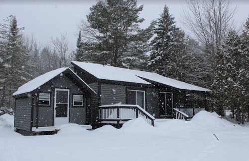 Utterson Cottage | 3 BEDROOM LAKE FRONT COTTAGE WITH SPECTACULAR LAKE VIEWS AND SERENE ATMOSPHERE