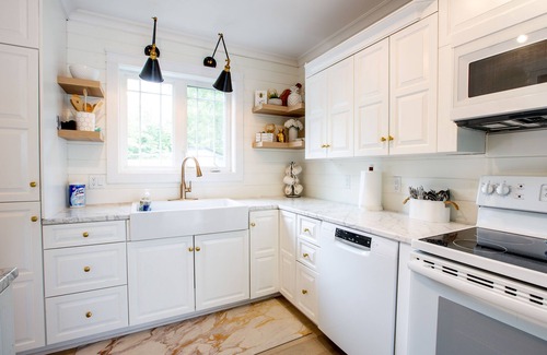 Shortts Lake Cottage | 3 Bedroom Lakefront less than 1 hr from Halifax with Hot Tub, WIFI and AC