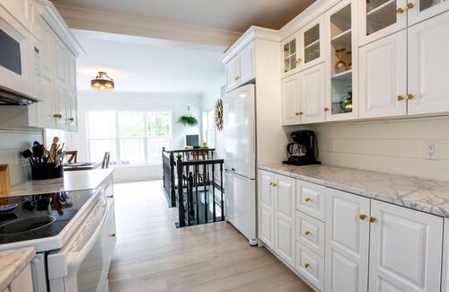 Shortts Lake Cottage | 3 Bedroom Lakefront less than 1 hr from Halifax with Hot Tub, WIFI and AC